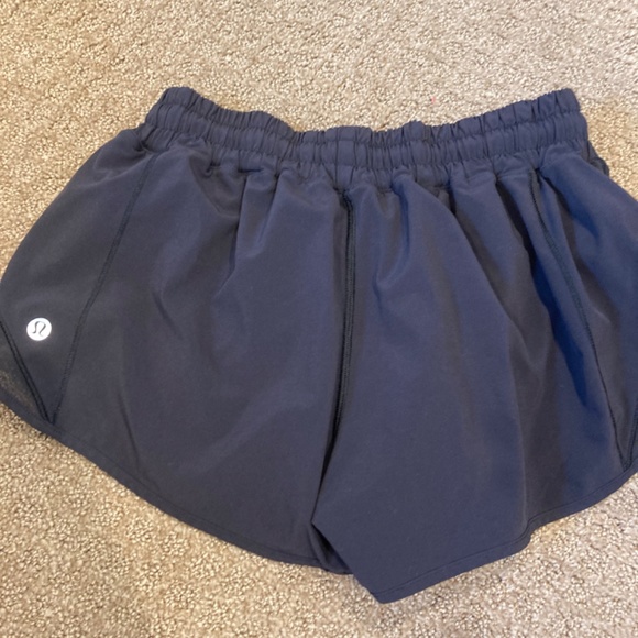 Lululemon Hotty Hot Shorts 2.5 inch Size 6 - Picture 8 of 12